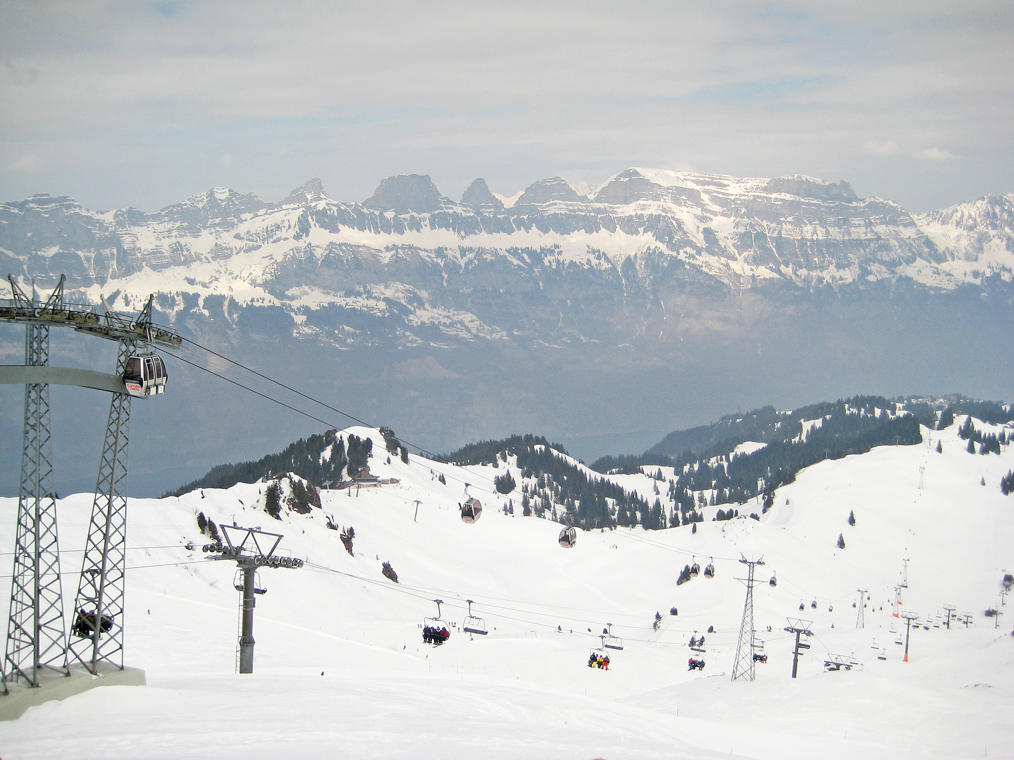 Blick vom Maschgenkamm über das Skigebiet zu den Churfirsten (Foto: Albinfo, CC0, Wikimedia Commons)