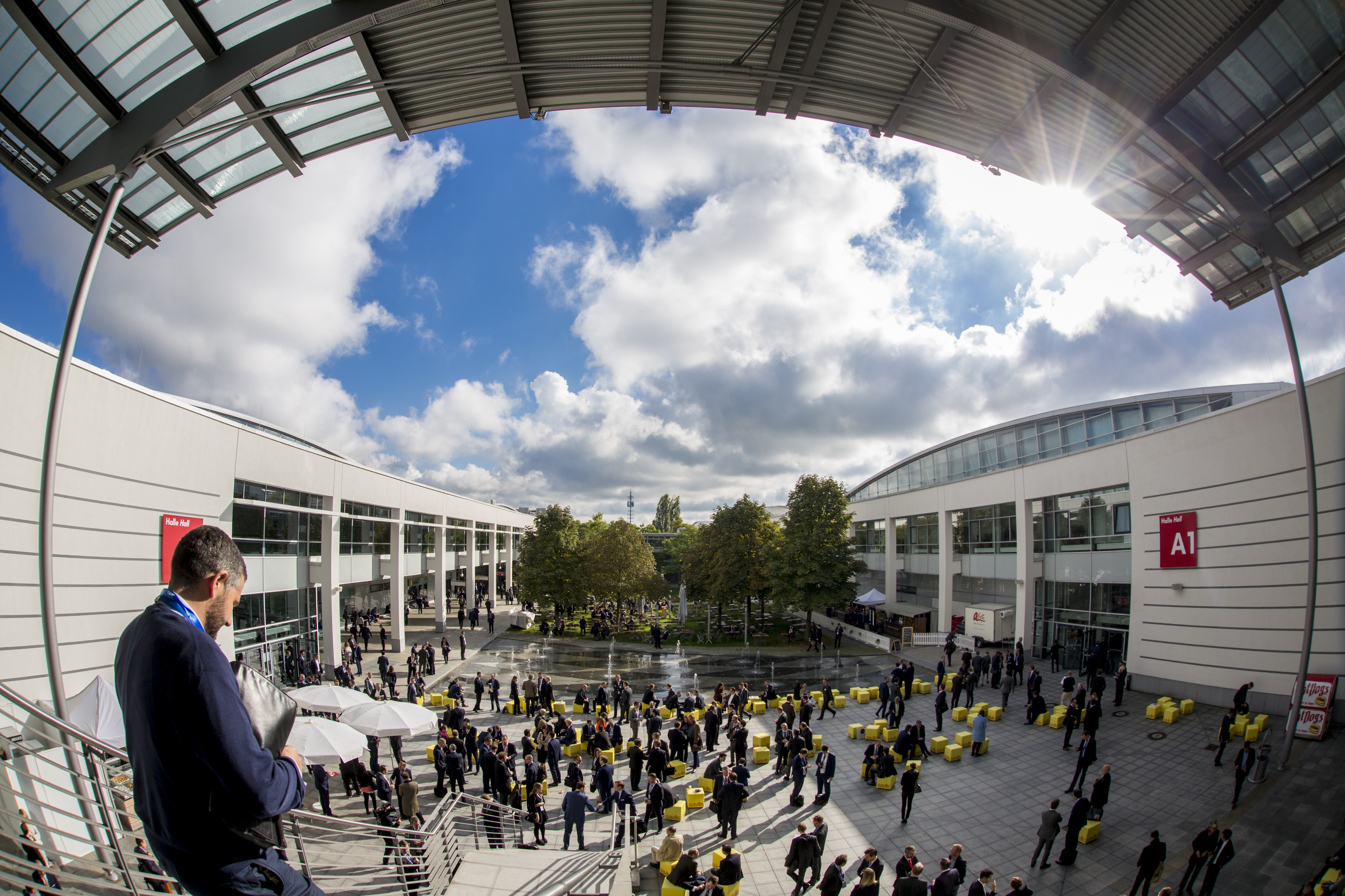 Die Expo Real 2016 in München war wieder bestens besucht - und es wurde viel über Anlagemöglichkeiten diskutiert (Bild: Expo Real, Messe München)