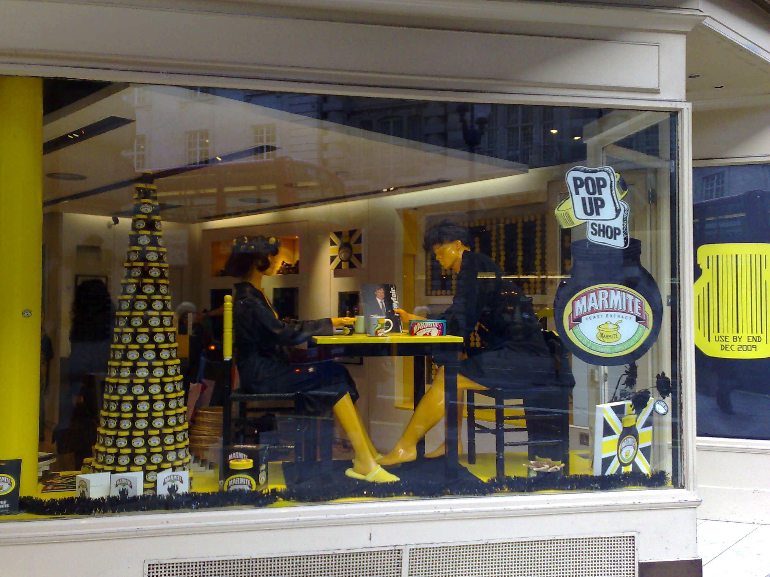 Pop-up-Verkauf einer Lebensmittelmarke in London (Bild: Gilda from London, UK - Marmite pop-up shop, Uploaded by Edward, CC BY-SA 2.0, Wikimedia Commons)