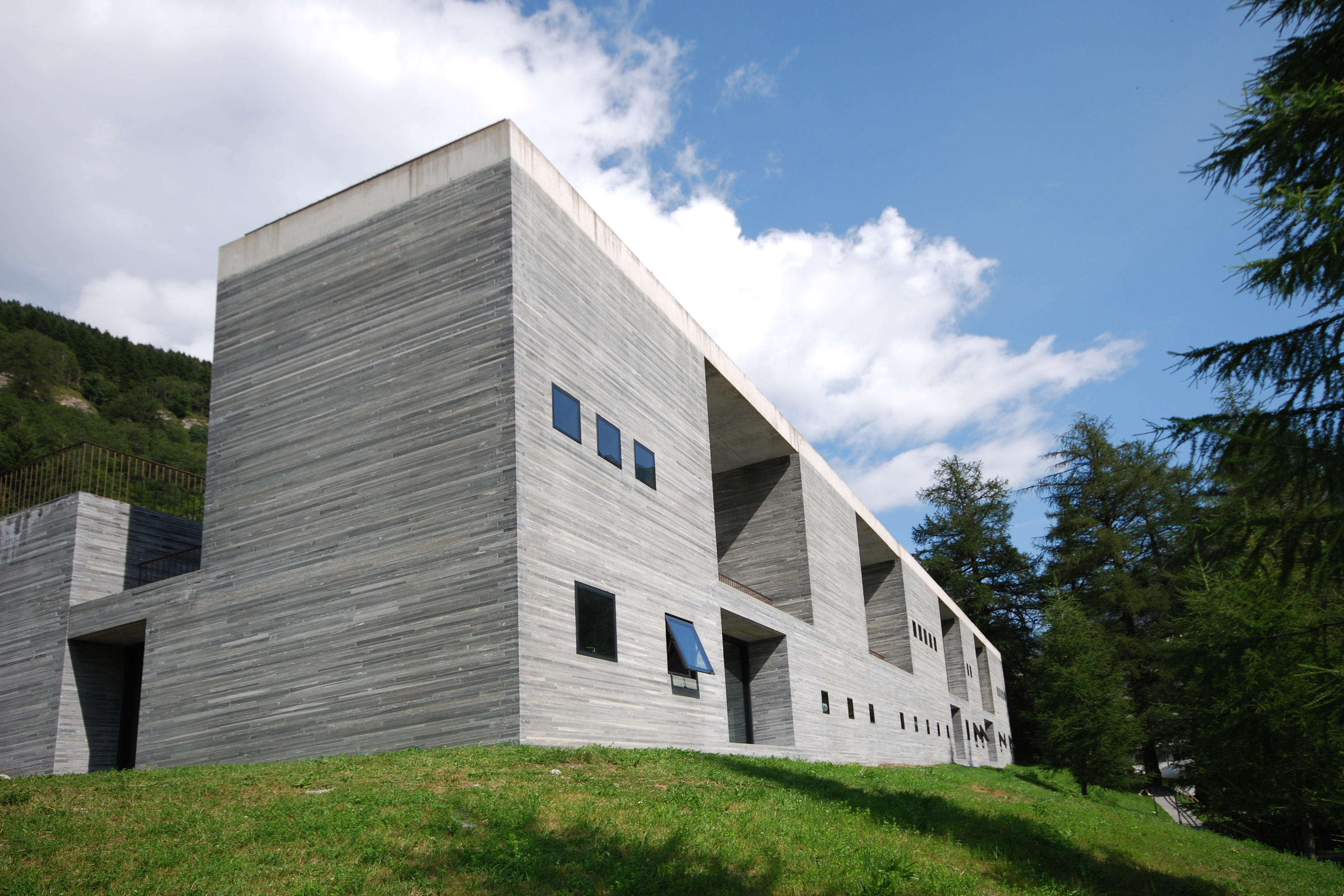 Auf dem Areal der Valser Zumthor-Therme plant Remo Stoffel einen Hotelturm (Foto: Micha L. Rieser - Eigenes Werk. Lizenziert unter CC BY-SA 3.0 über Wikimedia Commons)